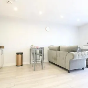 https://georgina-beach-luxury-2-bed-apartment-walking-distance-to-beach.cambridgehotelsuk.com